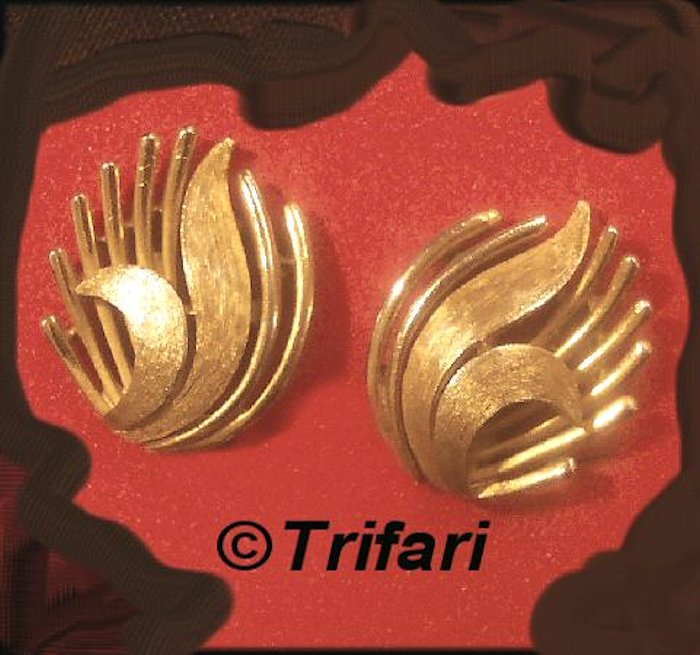 Dimensional Vintage Crown Trifari Clip Earrings