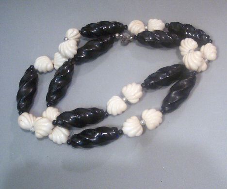 Black and White Vintage Plastic Shell Necklace