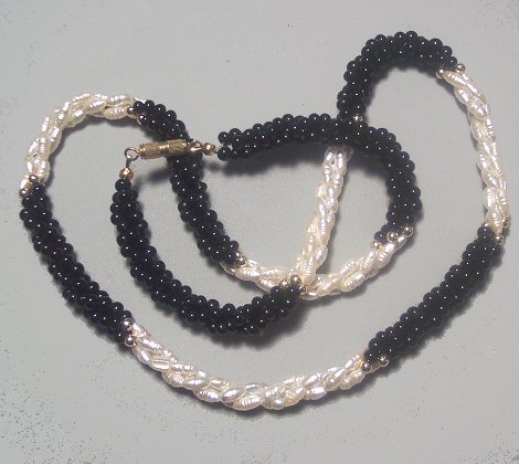 Black and White Glass Pearl Necklace